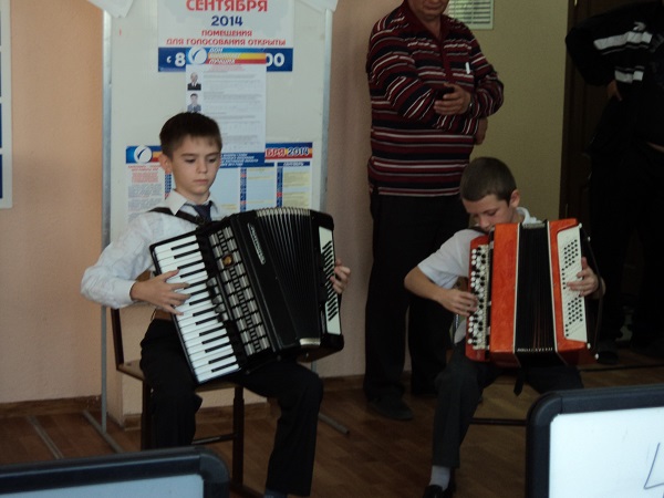 Выступление воспитанников музыкальной школы на избирательном участке