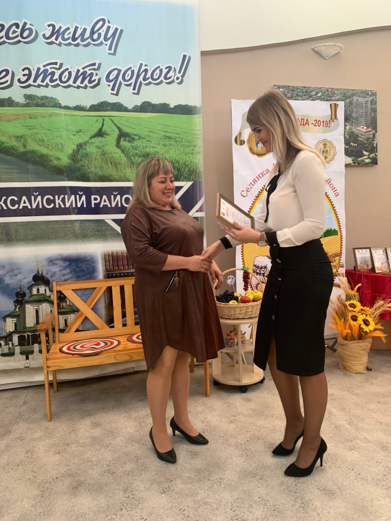 Награждение председателя УИК № 181 Савицкой М.В. (слева), диплом вручает председатель ТИК Малинникова А.А. (справа)